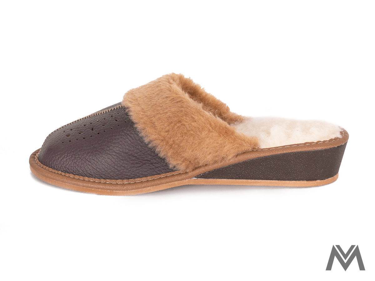 papuče, teplé, oteplené, vianoce, darček, žena, dáma, mama, babka, stará mama, zaujímavé, strieborné vzorované, moderné, veselé, pekné, na domáce nosenie , papuče do práce, zateplené papuče , papuče s kožušinkou, zateplené papuče, čierne papuče , domáce papuče, domáca obuv