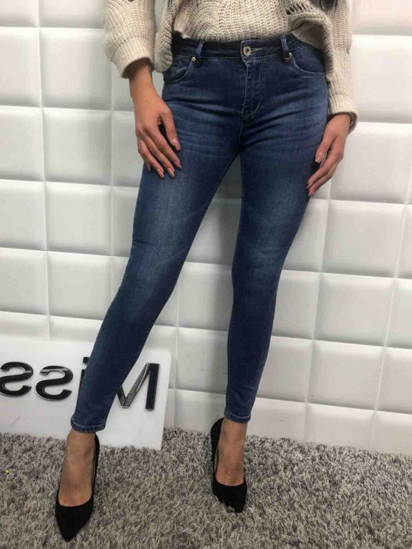 Dámske džínsy v svetlo modrej farbe s PUSH UP efektom rifle, jeansy, deravé rifle, tmavo modre rifle, športove rifl rifle, jeasny, derave rifle, sportove rifle, moderne rifle, slim fit strih,tmavo modre rifle e, slim fit rifle, push up rifle