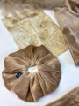 VSB Scrunchie farebná gumka do vlasov v hnedej farbe 