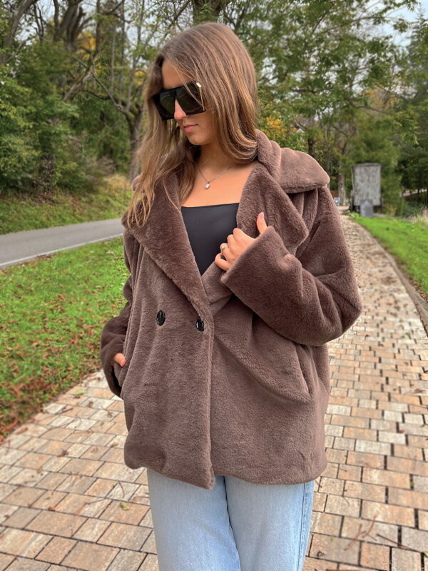 Dámsky huňatý kabát M2 v čokoládovej farbe