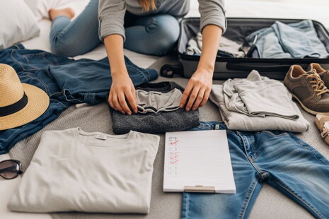 Ako zladiť outfit na dovolenku: Perfektné kombinácie 2025